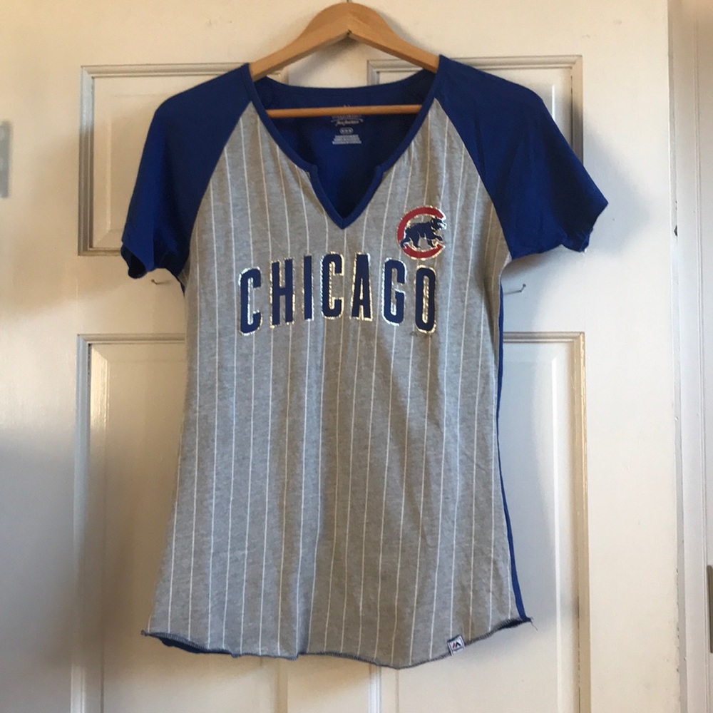 Women’s V-neck Cubs T-shirt.